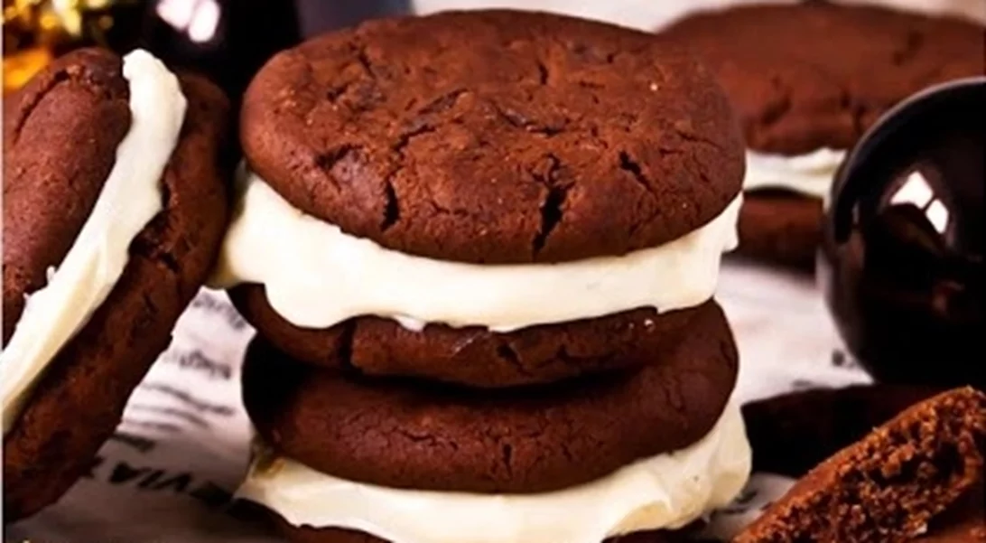 Σοκολατένια μαλακά μπισκότα (χωρίς αυγό) με γκανάς λευκής σοκολάτας