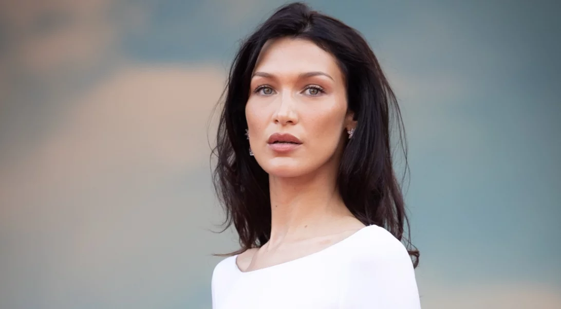 Η Bella Hadid φόρεσε κάλτσες με ψηλοτάκουνα | Η μεγάλη φθινοπωρινή τάση που όλες θα φορέσουμε