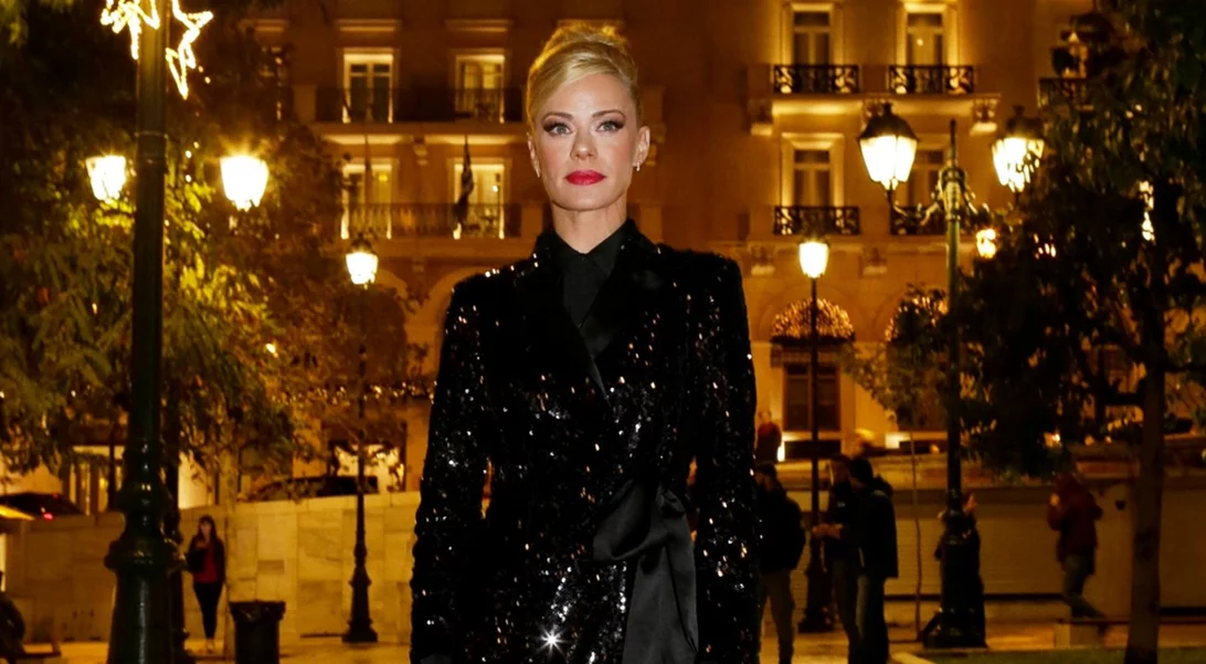 Ζέτα Μακρυπούλια | Φόρεσε το ιδανικό βελούδινο κοστούμι για χριστουγεννιάτικες εμφανίσεις