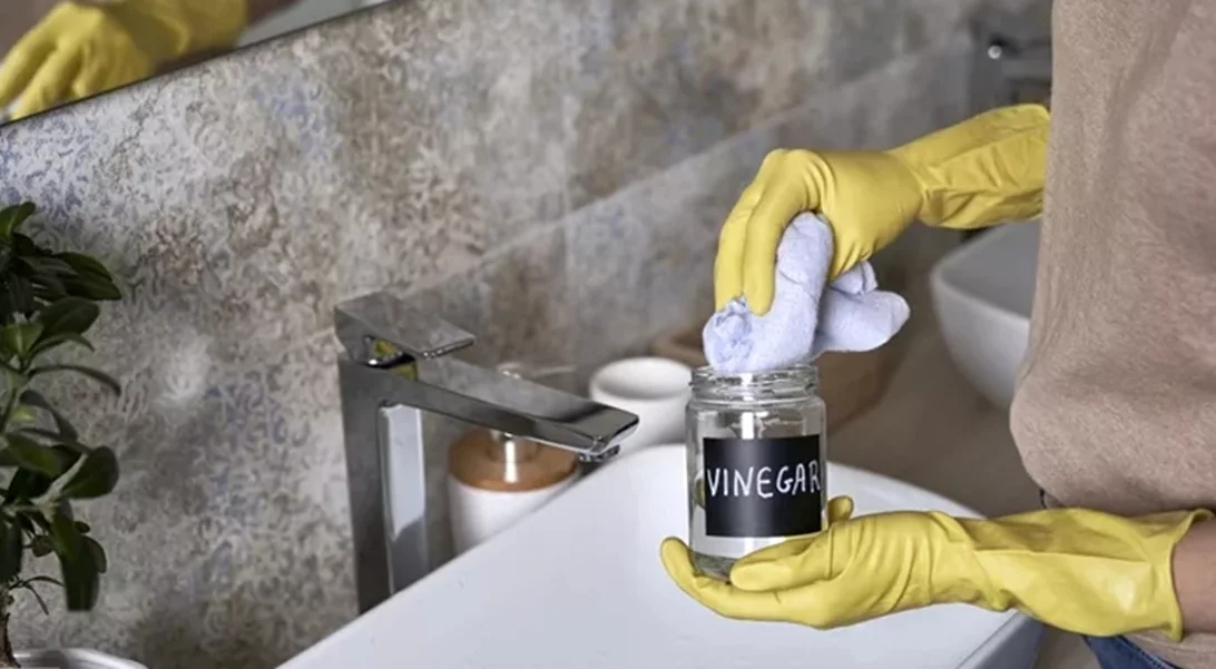 8 πράγματα που δεν πρέπει ποτέ να καθαρίζεις με ξύδι