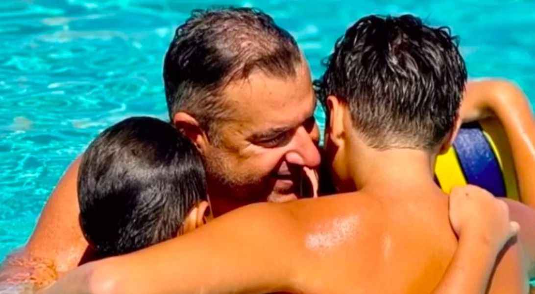 Στην πισίνα του Γιώργου Λιάγκα στην Τήνο | Το σπάνιο κλικ από το εντυπωσιακό εξοχικό