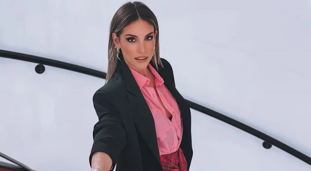 Ο πανεύκολος τρόπος για να πετύχεις μπούκλες με την πρέσα ισιώματος σύμφωνα με την Αθηνά Οικονομάκου