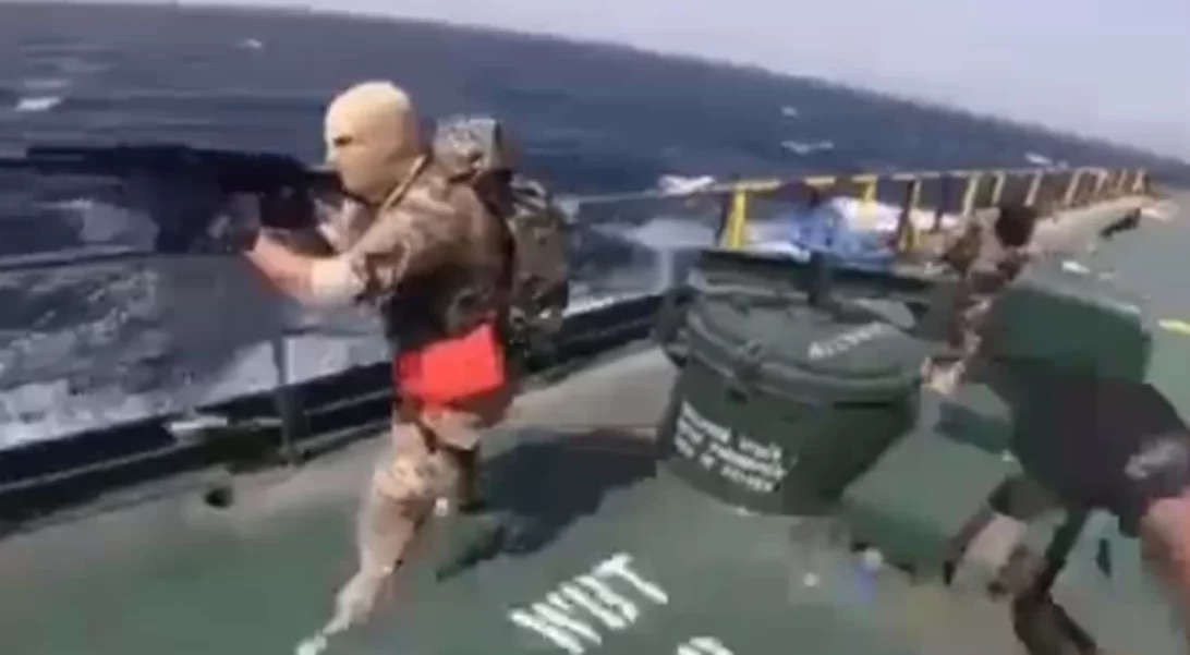 Ιράν| Σοκαριστικό βίντεο - Καρέ καρέ το ρεσάλτο των Φρουρών της Επανάστασης στα δύο ελληνικά πλοία