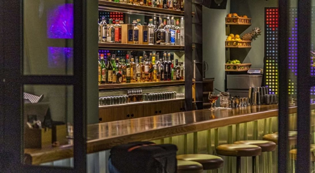 Το αθηναϊκό μπαρ που θα γούσταρε ο Charles Bukowski