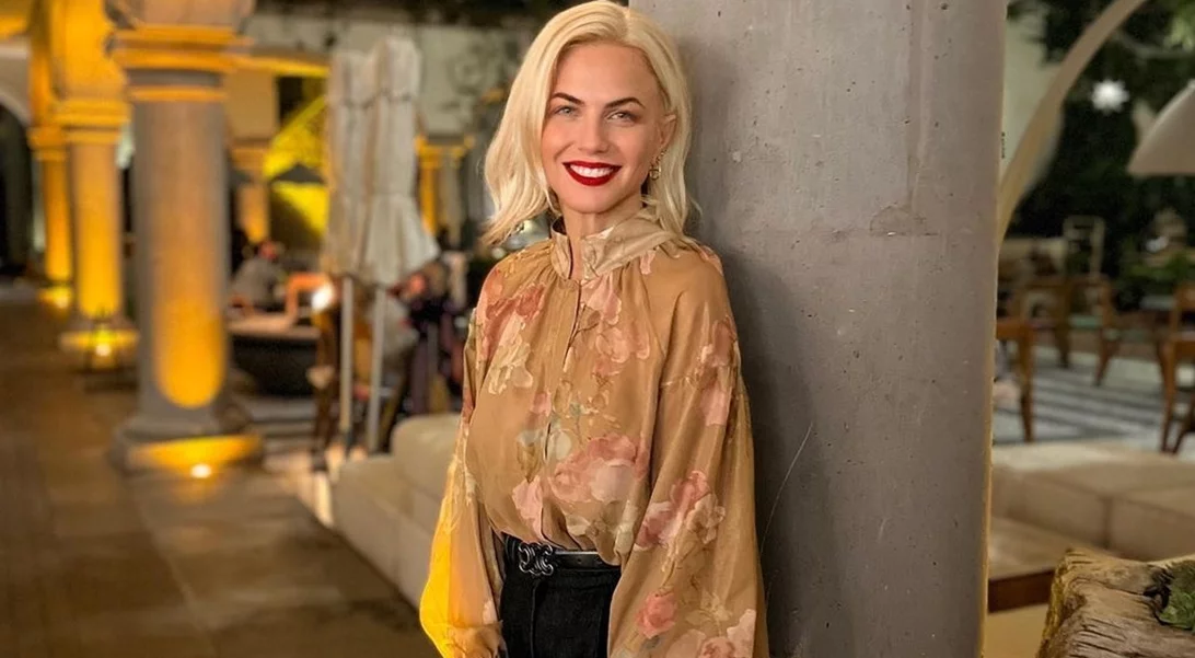 Minimal και φωτεινή | Στην τραπεζαρία της Χριστίνας Κοντοβά επικρατεί το λευκό, το ξύλο και η καλαισθησία