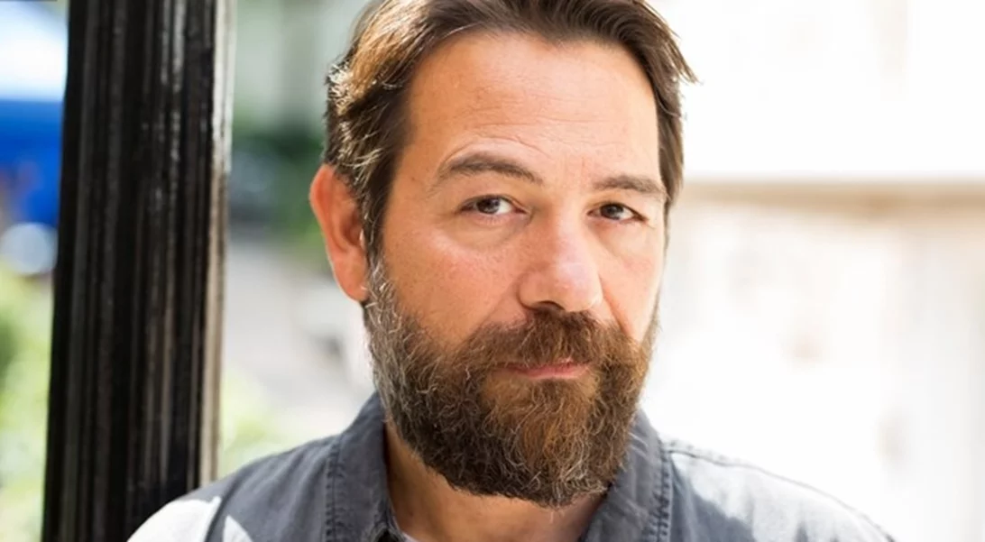 Αλέξανδρος Λογοθέτης | Ξανασυστήνεται πριν την πρεμιέρα της νέας σειράς "Μια νύχτα του Αυγούστου"