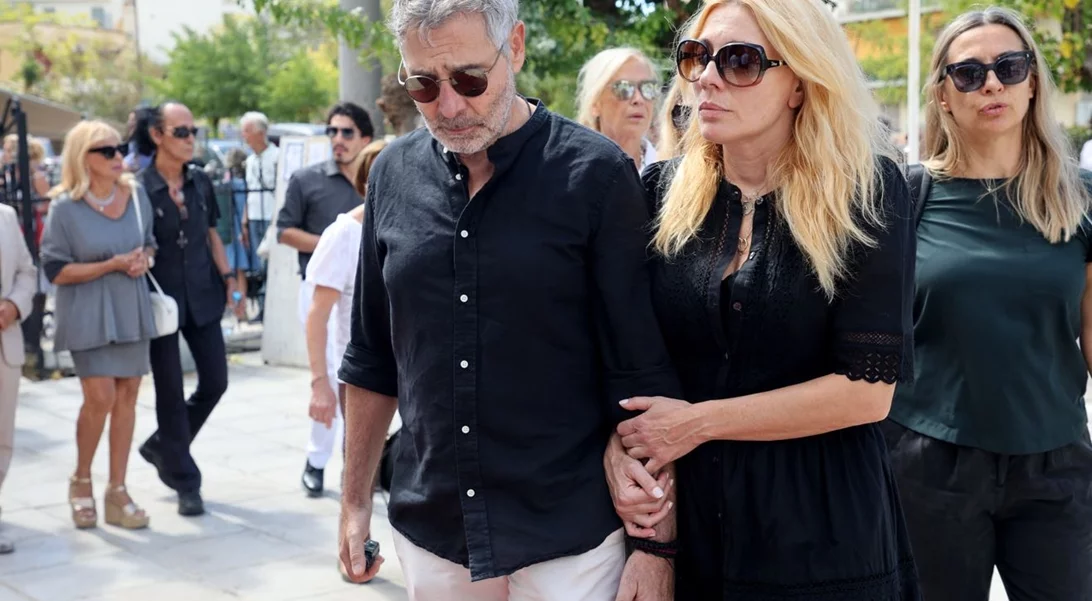 Η Σμαράγδα και η μητέρα της, Τζούλια Αργυροπούλου στο τελευταίο αντίο στον Ντίνο Καρύδη