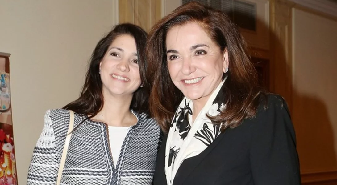 Aλεξία Μπακογιάννη | Σπάνια εμφάνιση για την κόρη της Ντόρας