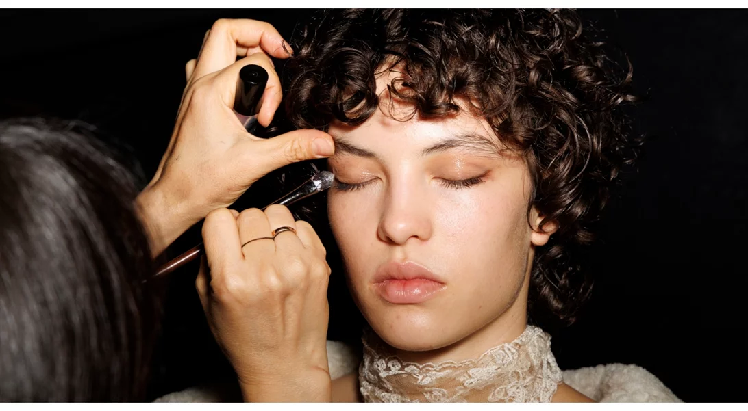 Οι πιο value-for-money καλοκαιρινές σκιές ματιών από τη Zara για καστανά μάτια