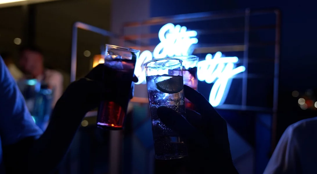 Το ανανεωμένο ΕΜΣΤ γιόρτασε τα εγκαίνια 5 νέων εκθέσεων ταυτόχρονα με ένα μεγάλο πάρτι με τη χορηγία του Bombay Sapphire