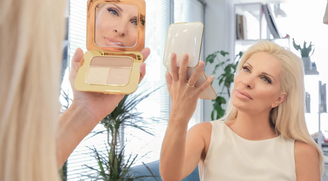 Η Ελένη Μενεγάκη φωτογραφίζεται για καλό σκοπό