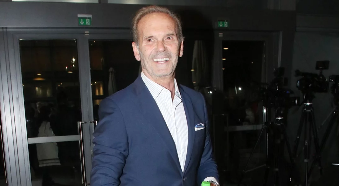 Στην κουζίνα για χάρη του γιου του ο Πέτρος Κωστόπουλος | Το δείπνο με τον Μάξιμο Κωστόπουλο στο στολισμένο σαλόνι του