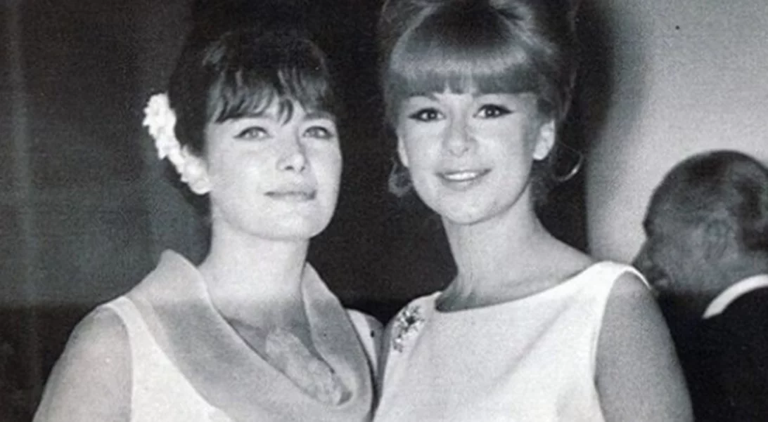 47 χρόνια πριν | Η Αλίκη Βουγιουκλάκη και η Τζένη Καρέζη στην αγκαλιά του Ηλία Καζάν