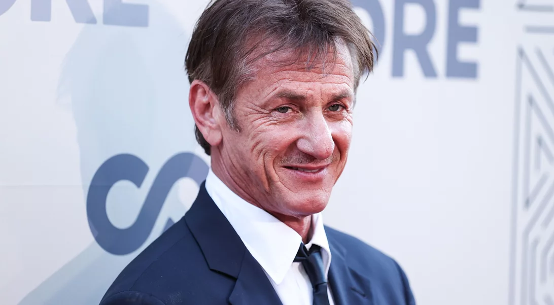 Ο Σον Πεν χάρισε ένα από τα Όσκαρ του στον πρόεδρο της Ουκρανίας, Βολοντίμιρ Ζελένσκι