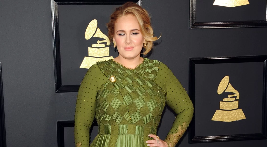 Adele | H σέξι εμφάνιση με μίνι φόρεμα Oscar de la Renta