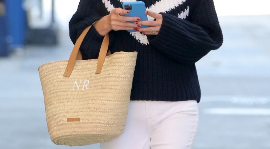 Πώς θα κάνεις κομψές εμφανίσεις με μία ψάθινη τσάντα