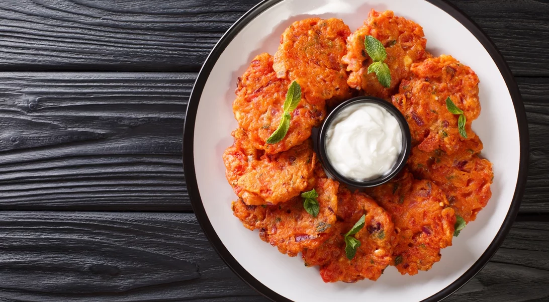 Οι ντοματοκεφτέδες Σαντορίνης του Άκη Πετρετζίκη που πρέπει να δοκιμάσεις