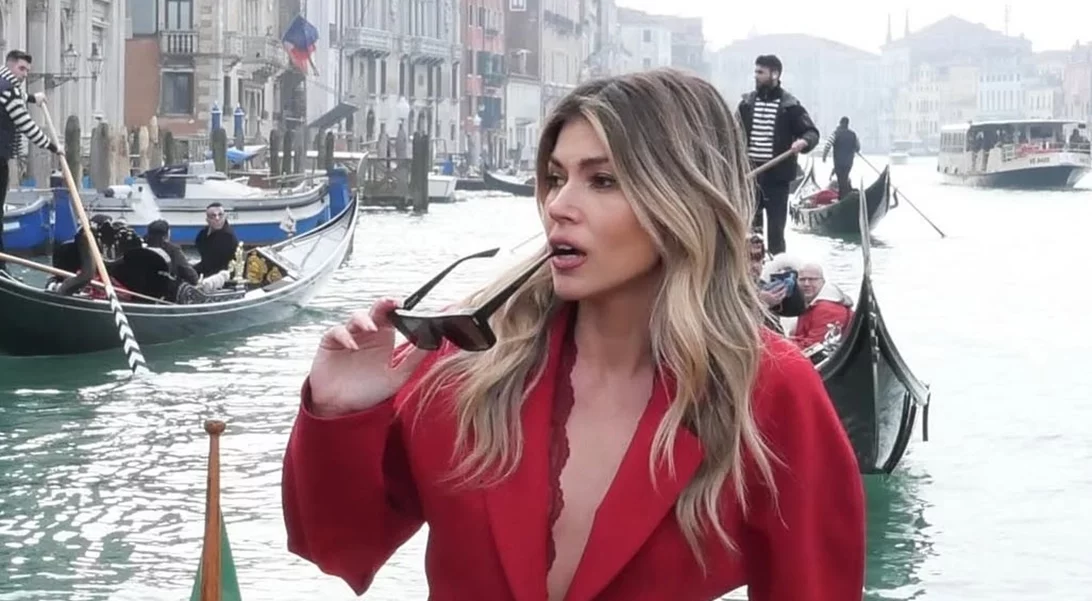 "Lady in red" η Βάσια Κωσταρά | Οι βόλτες με γόνδολα στα κανάλια της Βενετίας