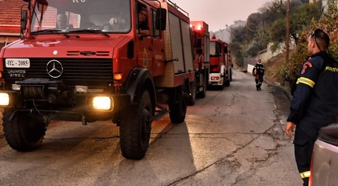 Συνεχίζεται η μάχη με τη φωτιά στο Ξυλόκαστρο - Αποκαταστάθηκε η κυκλοφορία των οχημάτων στον αυτοκινητόδρομο Κορίνθου-Πατρών