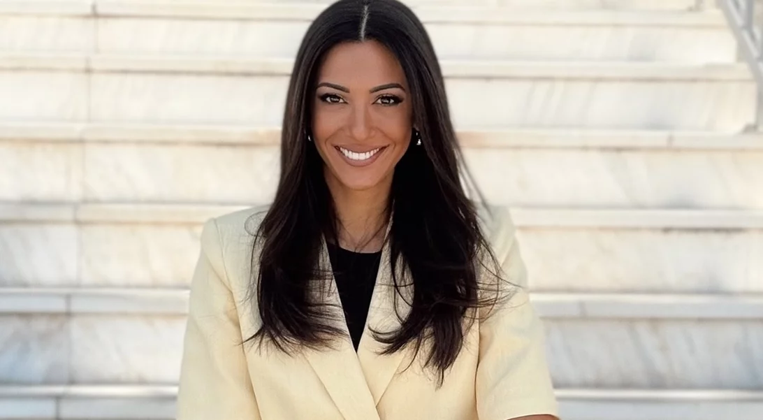 Η Ευγενία Σαμαρά με το γιλέκο που ταιριάζει απόλυτα με το denim σου