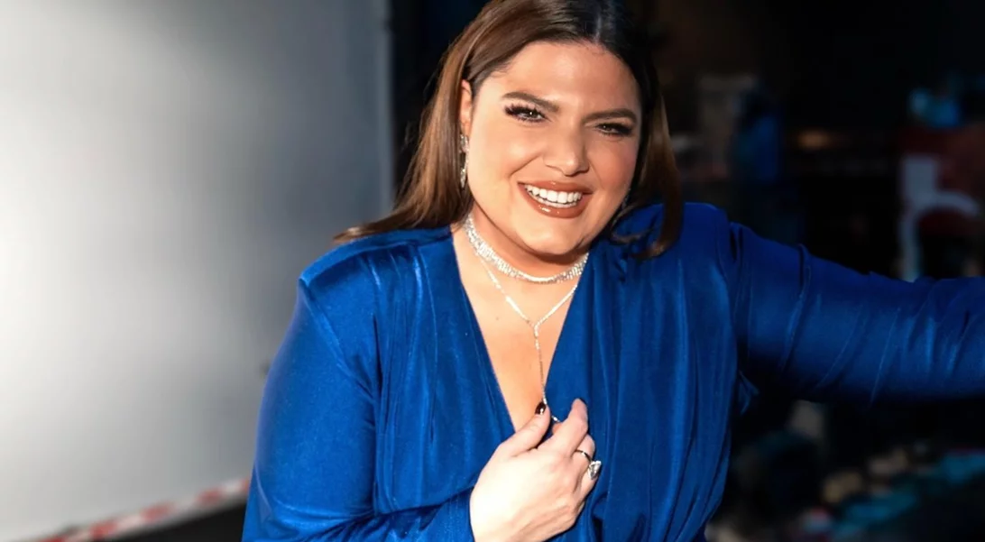 Η Δανάη Μπάρκα με το πουκάμισο που μας κάνει να ανυπομονούμε για την άνοιξη