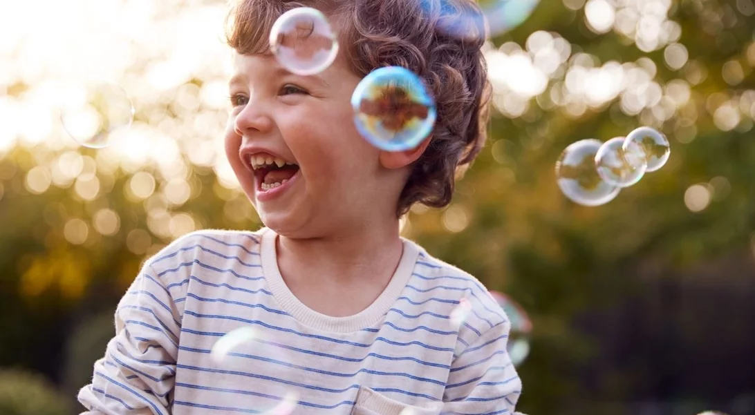 20 φράσεις που βοηθούν το παιδί να νιώσει πως το αγαπάμε