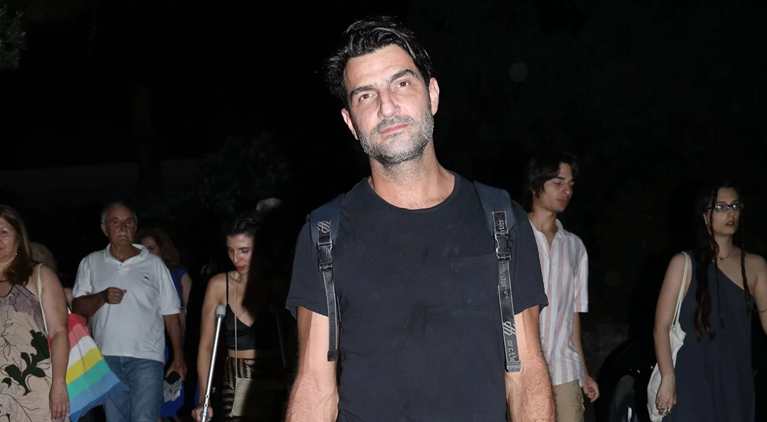 Ο Νίκος Κουρής στην Επίδαυρο | Η σέξι εμφάνιση και το ενδιαφέρον outfit του ηθοποιού