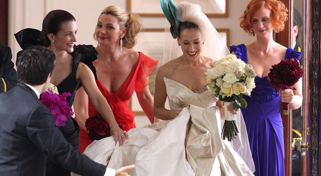 Από την Carrie Bradshaw στη Miley Cyrus | Tα 6 πιο iconic νυφικά της Vivienne Westwood