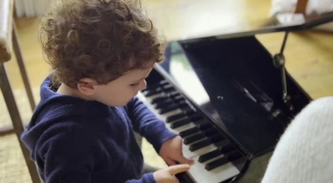 Η εντυπωσιακή ομοιότητα του 4χρονου Archie με τη μητέρα του