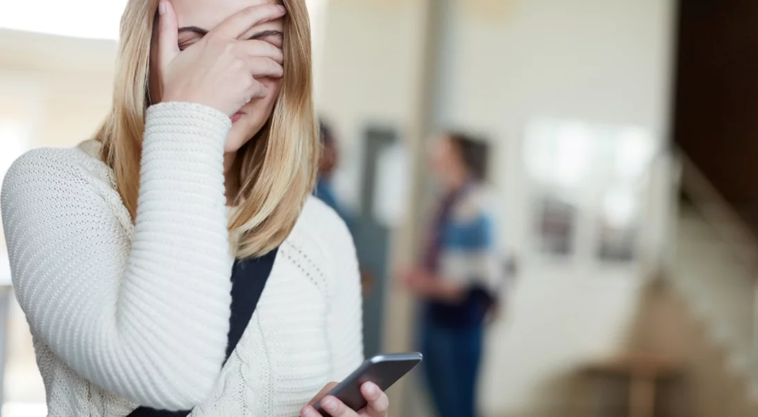 Γνωστή τραγουδίστρια καταγγέλλει πρώην μπασκετμπολίστα για εκδικητική πορνογραφία