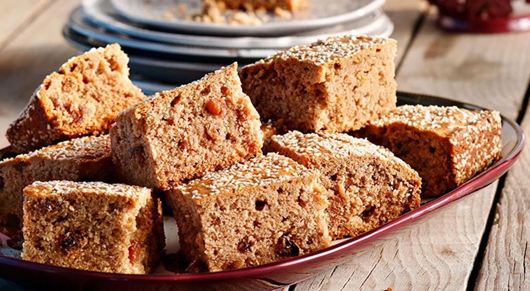 Η πανεύκολη φανουρόπιτα της Αργυρώς Μπαρμπαρίγου | Τα μυστικά για να μην τρίβεται και να μην λασπώσει