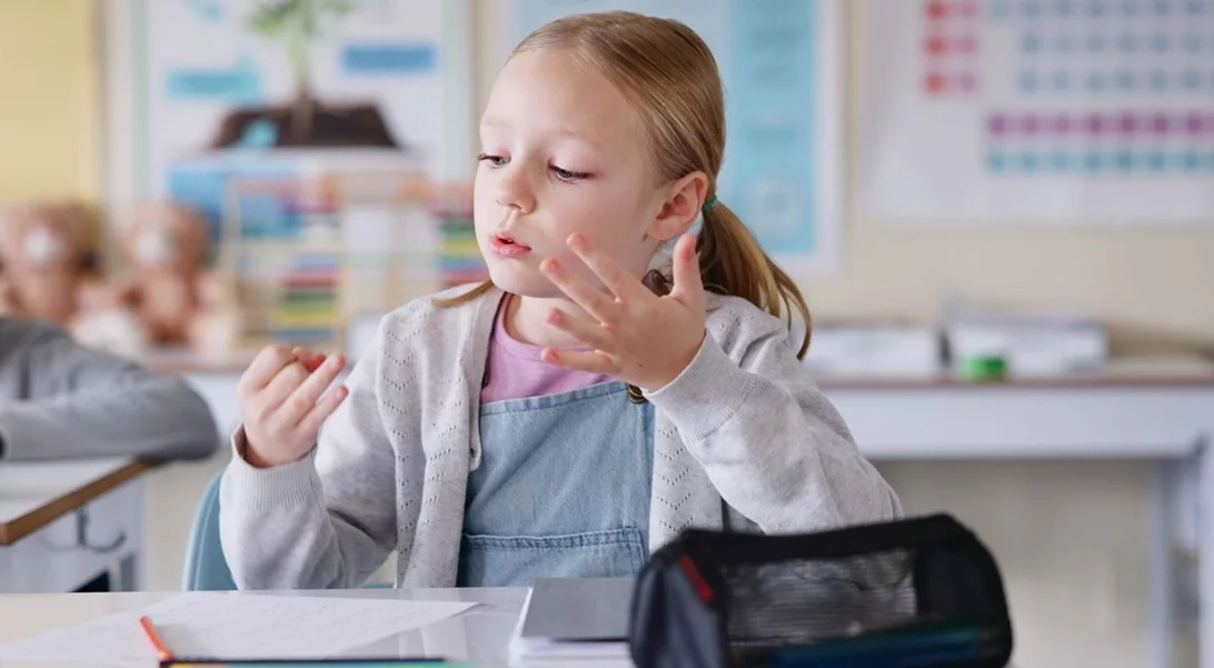 Τα δάχτυλα ως εργαλείο μάθησης | Τι δείχνει νέα έρευνα για τα μαθηματικά