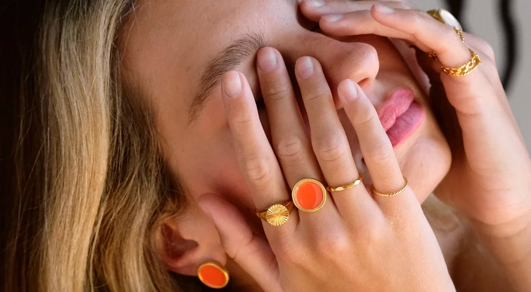 Βερικοκί, κερασί, ηλεκτρίκ μπλε ή ροζ της πούδρας; Τα κοσμήματα που ήρθαν να γεμίσουν την ημέρα μας με χρώματα