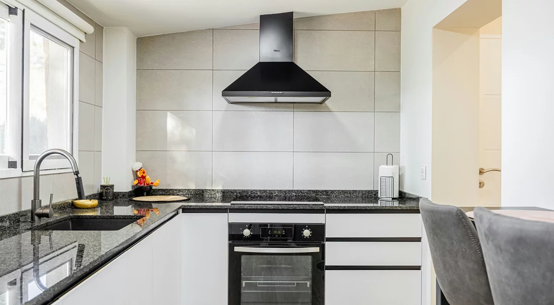 Το πιο ανέξοδο hack για να καθαρίσεις τον φούρνο της κουζίνας | Χωρίς χημικά και χωρίς κόπο