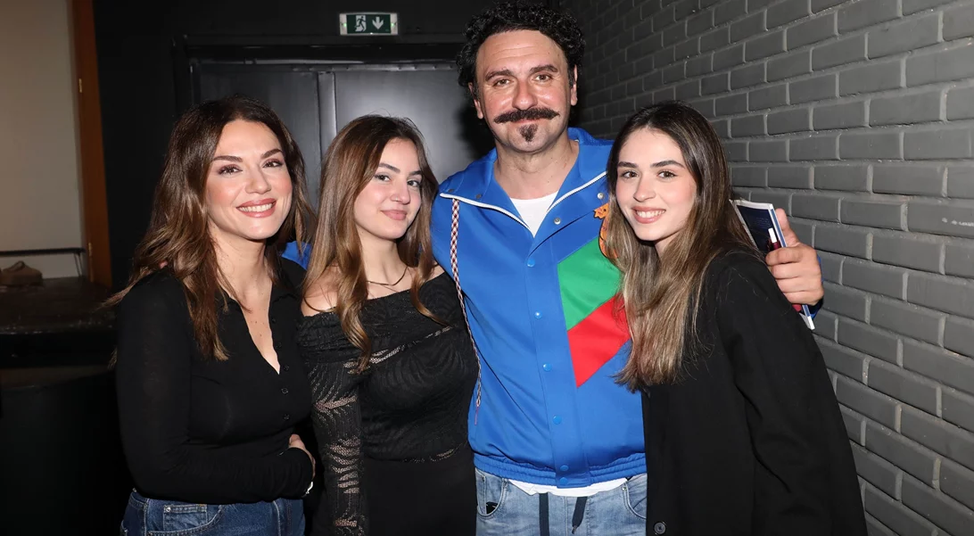 "Το Σόι Σου" | Βάσω Λασκαράκη & Μελέτης Ηλίας ποζάρουν με τις τηλεοπτικές τους κόρες στην πιο όμορφη χριστουγεννιάτικη φωτογραφία