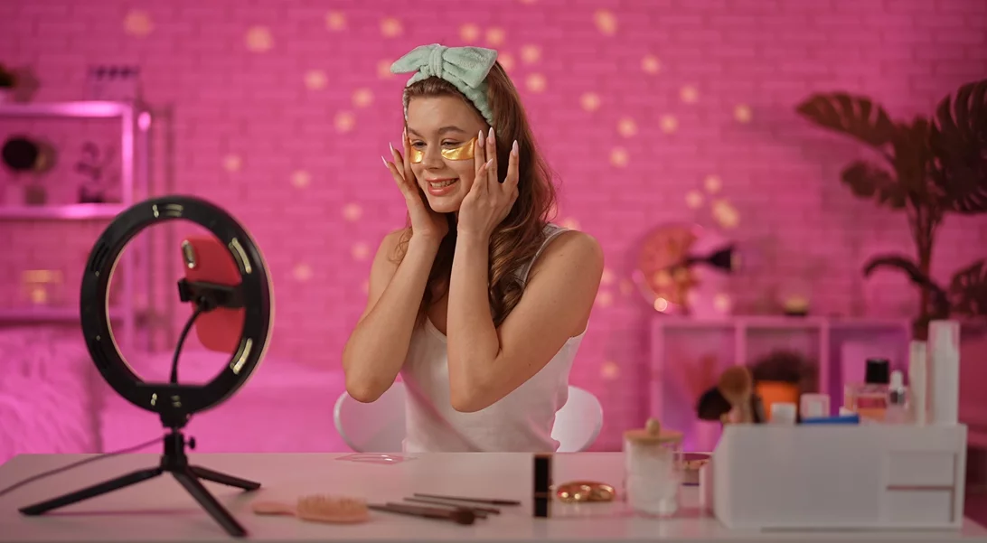 Η λατρεία που έγινε εμμονή | Γιατί όλοι παρακολουθούν με ευλάβεια τα "Get Ready With Me" video;