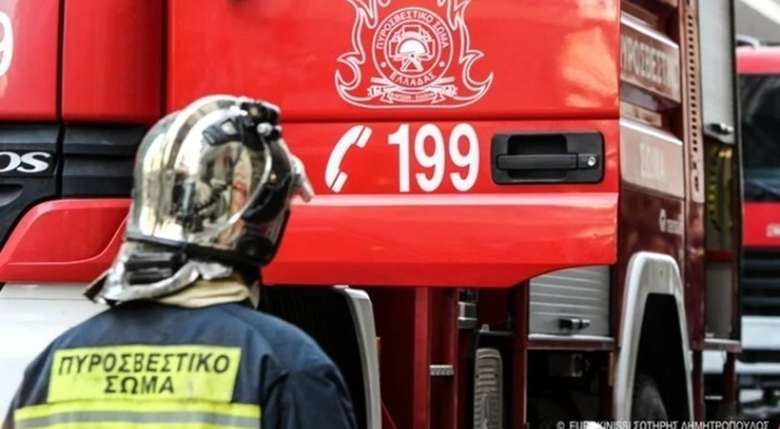 Φωτιά σε διαμέρισμα στον Πειραιά - Εντοπίστηκε γυναίκα χωρίς τις αισθήσεις της