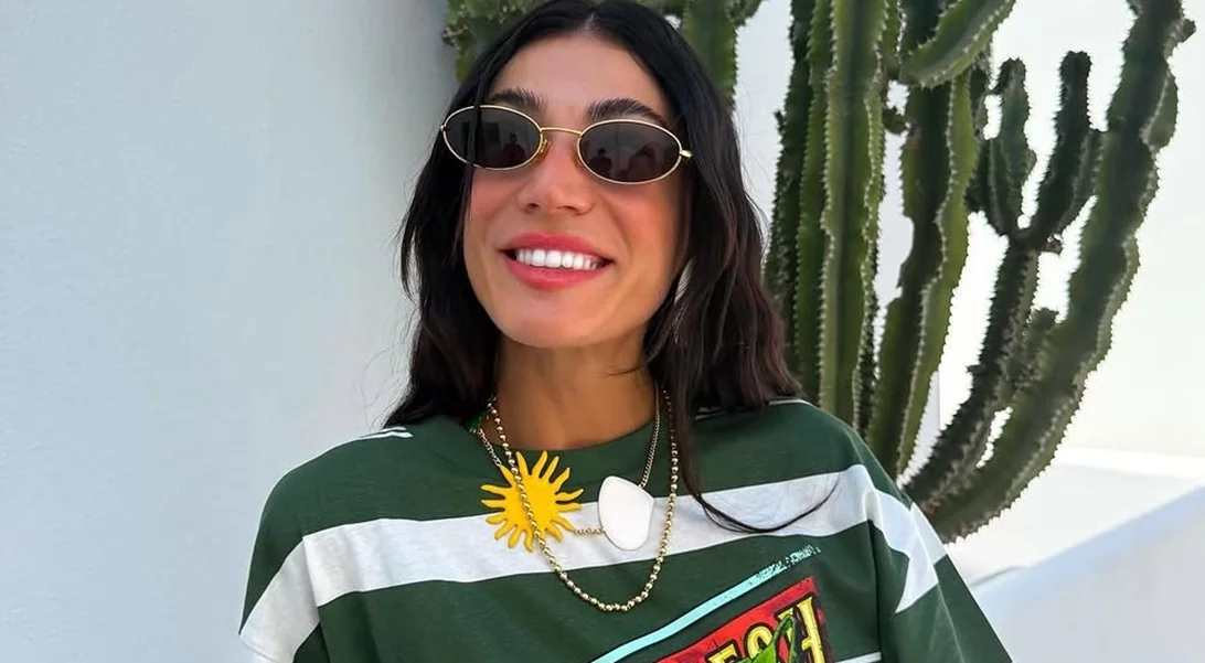 Η Ήβη Αδάμου με τα flat παπούτσια που ταιριάζουν με κάθε φθινοπωρινό look