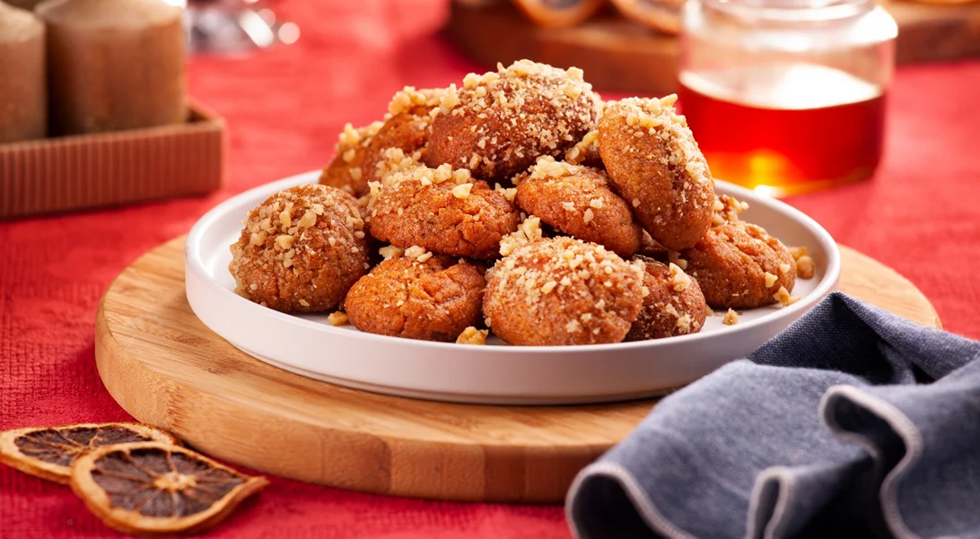 Ποτέ δεν είναι νωρίς για τα Χριστούγεννα | Δοκίμασε τη viral συνταγή για πραλίνα μελομακάρονο από τον Άκη Πετρετζίκη