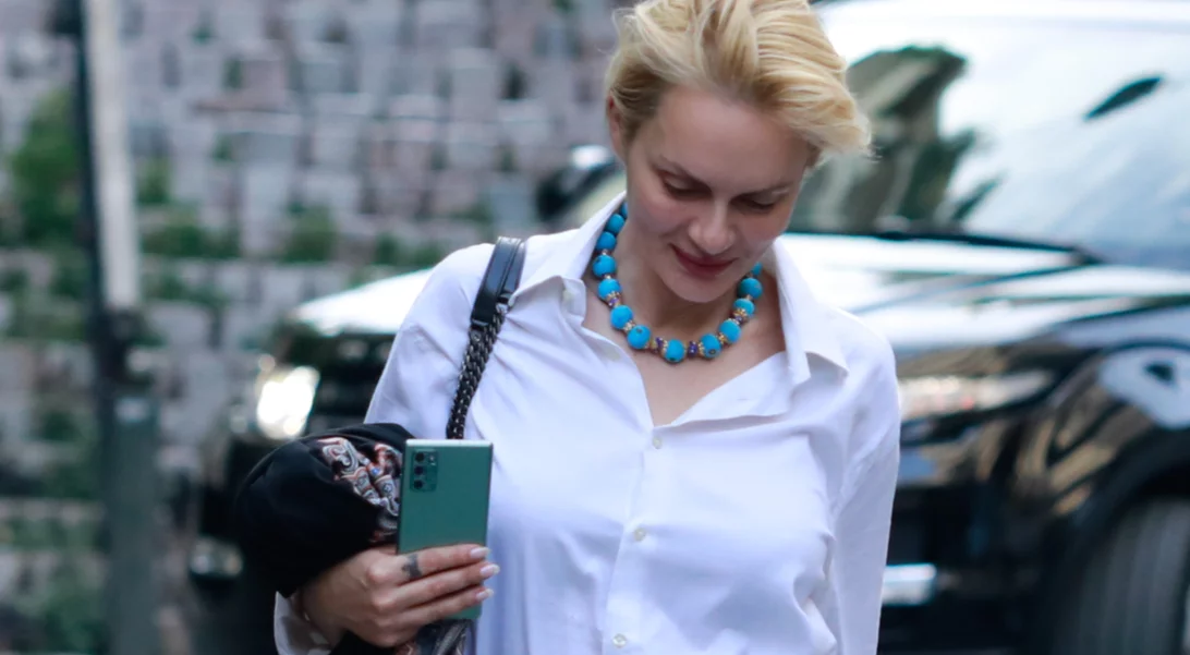 Έλενα Χριστοπούλου | Δες το stylish outfit που επέλεξε σε έξοδο με τον σύντροφό της (pics)