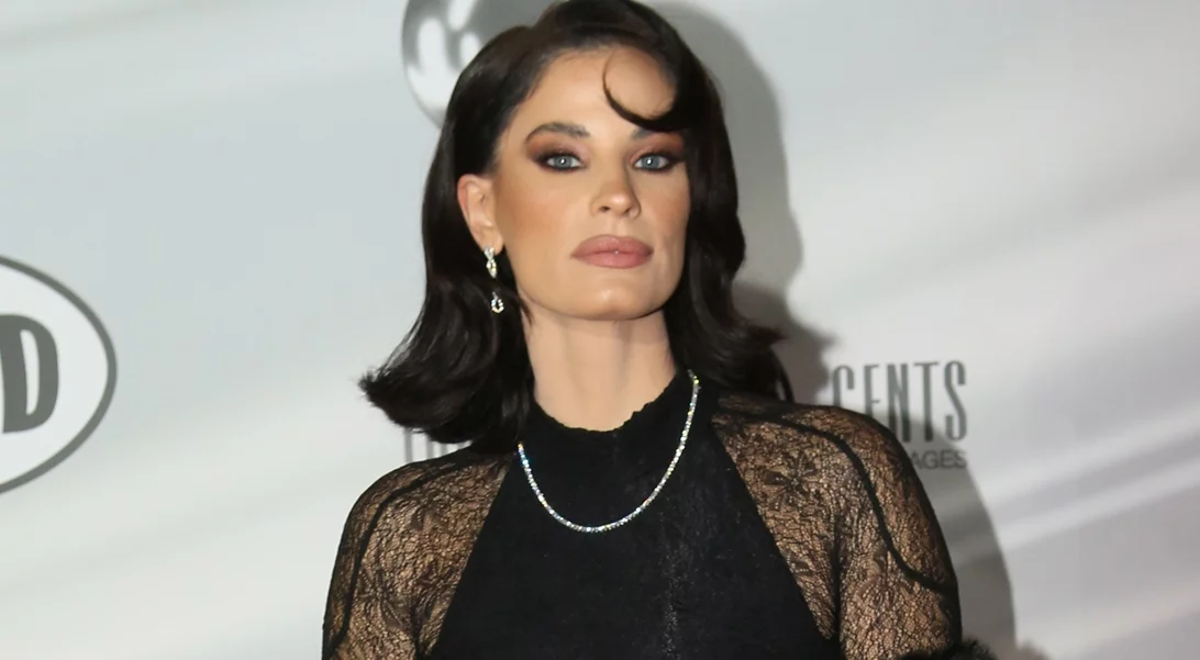 Η Χριστίνα Μπόμπα στο Madwalk 2025 με το πανωφόρι που θα φορέσουμε σίγουρα στις γιορτές