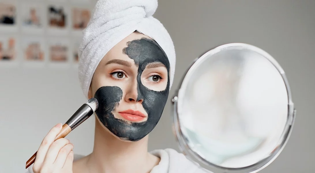 Οι καλύτερες μαύρες μάσκες προσώπου για βαθύ καθαρισμό και αποτοξίνωση
