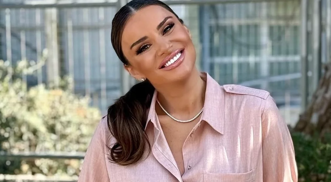 Ελένη Τσολάκη | Το mocha mousse φόρεμά της από τη Massimo Dutti είναι το πιο chic staple του φετινού καλοκαιριού