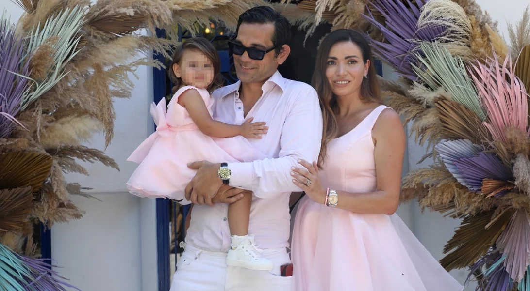 Η Όλγα Φαρμάκη και ο Σταύρος Μαντόπουλος βάφτισαν την κόρη τους | Το όνομα και η girly διακόσμηση