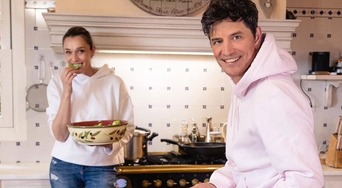 Ο Σάκης Ρουβάς στον τεράστιο κήπο του σπιτιού του | Μάς δείχνει το πιο εύκολα tips για να φυτέψουμε μυρωδικά