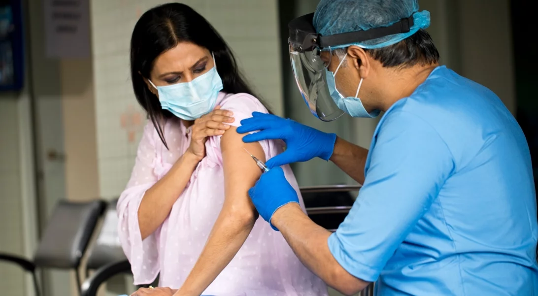 Τα πρώτα προνόμια για τους πλήρως εμβολιασμένους: Απαλλαγή από τα self test τον Ιούλιο