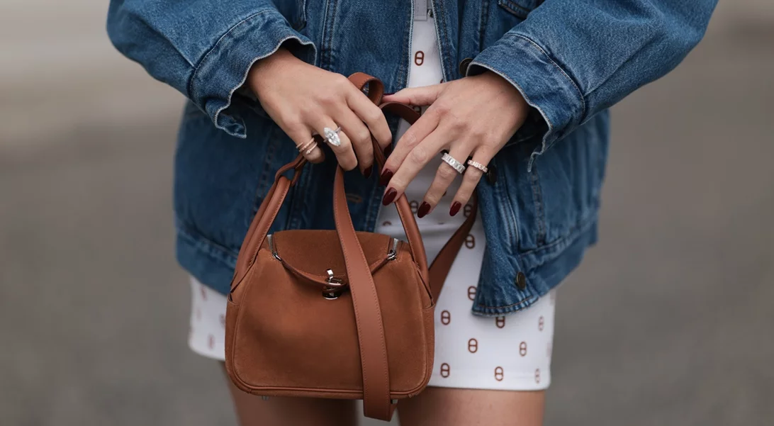 Οι σοκολατί σουέτ τσάντες που θα αναβαθμίσουν τα φθινοπωρινά σου outfits