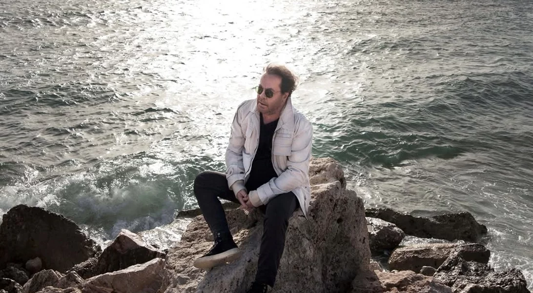 Γιάννης Πάριος | Η σπάνια φωτογραφία με τις εγγονές και τη σύντροφό του