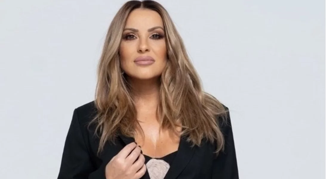 Με κομψό μωβ μπικίνι στα γαλαζοπράσινα νερά της Κρήτης | Η Ναταλία Γερμανού αποχαιρετά το καλοκαίρι