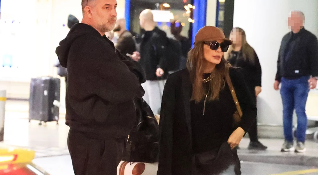 Δέσποινα Βανδή | Με εκδρομικό look στο αεροδρόμιο μετά το ταξίδι στη Ρώμη με τον Βασίλη Μπισμπίκη